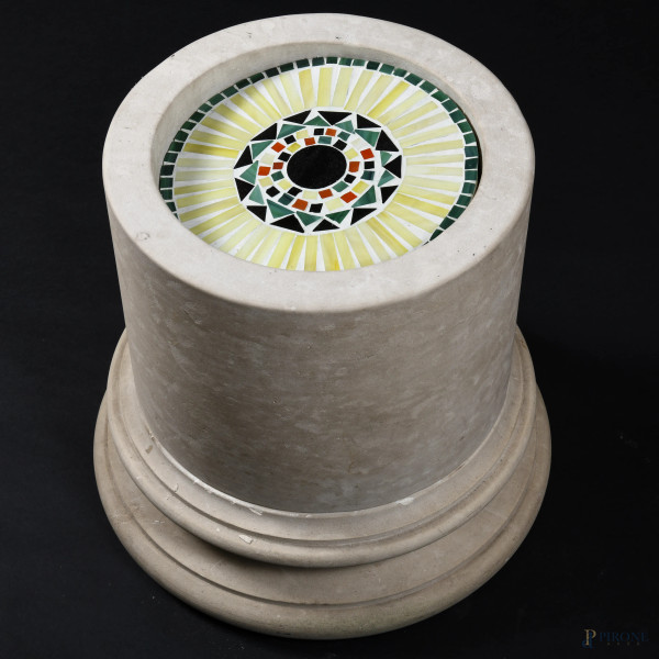 Tavolino a guisa di base di colonna in marmo con piano in gesso e pasta vitrea, XX secolo, cm 40,5x40 circa, (segni di usura, difetti)