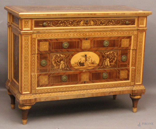 Com&#242; di linea Luigi XVI a quattro cassetti in noce, a ricco intarsio in bosso, rosone centrale, a soggetto di scena galante,  cm 102 x 128 x 56.