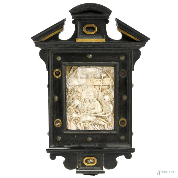 Bassorilievo in stucco raffigurante Deposizione entro cornice con ex voto, XIX secolo, misure complessive cm 33,5x22,5, (segni di usura, difetti, fori di tarlo, scalfiture, mancanze, rotture)