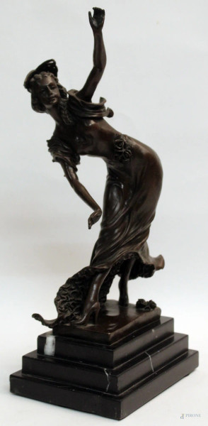 Fanciulla scultura in bronzo su base in marmo, H. 39 cm.