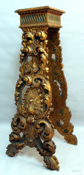 Gueridon in legno intagliato dorato, traforato e dorato con particolari laccati, cm 146x40x40, XIX sec.