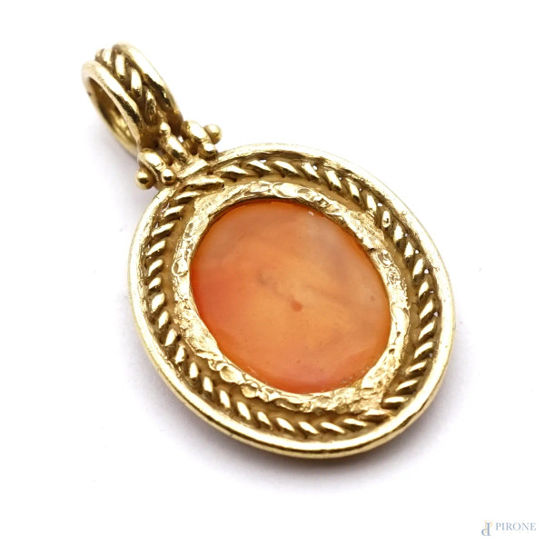 Ciondolo in oro 18 KT di forma ovale con cammeo in pasta vitrea rappresentante un profilo femmini...