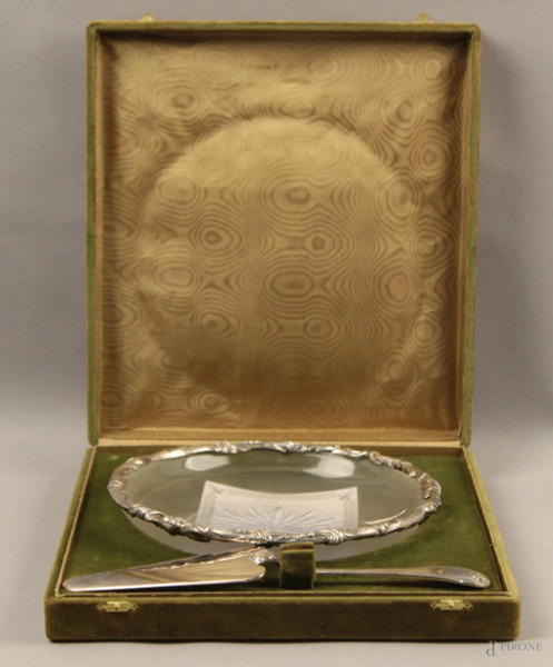 Lotto composto da un piatto ed una paletta, marcati Christofle, diametro 22,5 cm, entro astuccio.