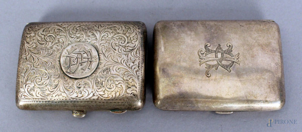 Lotto composto da due portasigarette in argento inglese, misure max. 8,5x6, gr. 140.