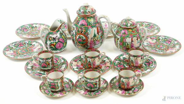 Servizio da thè in porcellana, Cina, XX secolo, composto da teiera, lattiera, zuccheriera, sei tazzine, tre piattini piccoli, nove piattini grandi, (servizio incompleto)