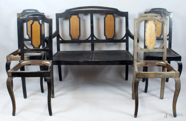 Salotto in legno ebanizzato, composto da: un divanetto e quattro sedie, inizi XX secolo.