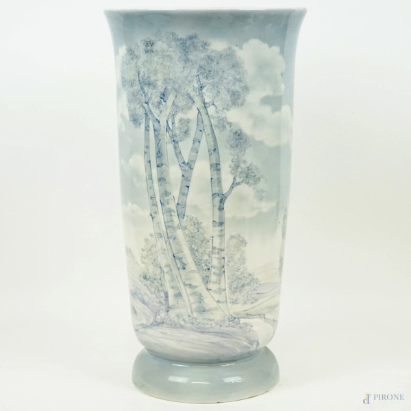 Vaso in porcellana dipinta in monocromia, decoro a tutto corpo raffigurante paesaggio, cm h 46,5, manifattura tre AAA Torino, XX secolo.