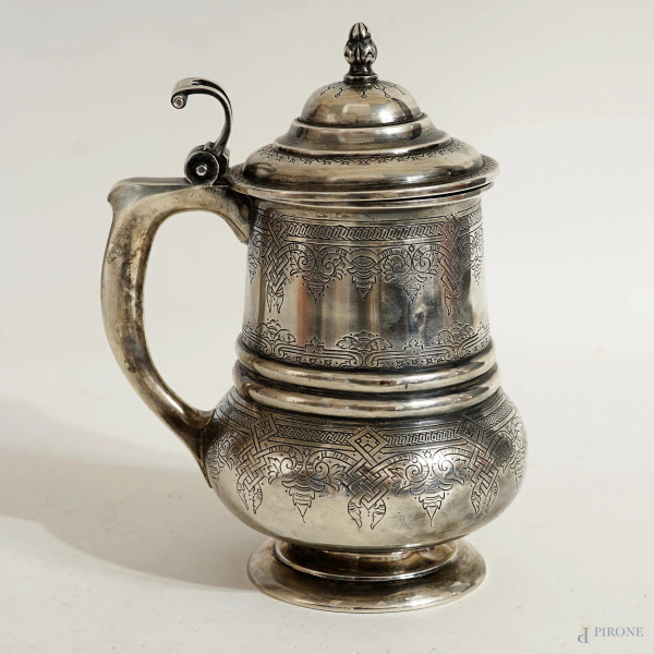 Raffinato tankard in argento, Russia, San Pietroburgo, Alexander Sevier, 1895, presa a foggia di ghianda, decori geometrici incisi sul coperchio e sul corpo su registri sovrapposti, cm h 21, peso gr. 500