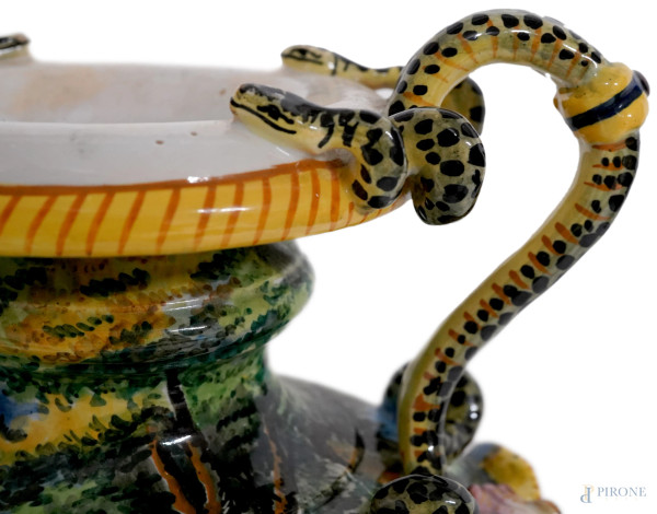 Vaso in maiolica policroma raffigurante Adorazione dei Magi, con anse a foggia di serpenti, base ...
