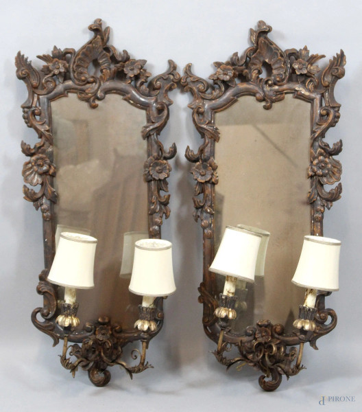 Coppia di specchiere ad appliques a due luci in legno intagliato e dorato a mecca, altezza 85 cm, XX secolo.