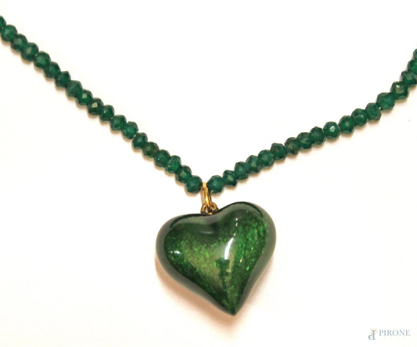 Girocollo con smeraldi con ciondolo in oro 18 kt smaltato a forma di cuore.