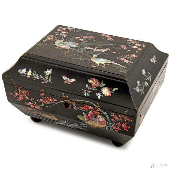 Scatola orientale in lacca nera con intarsi, XX secolo, (difetti), cm 16x27x20, (difetti)