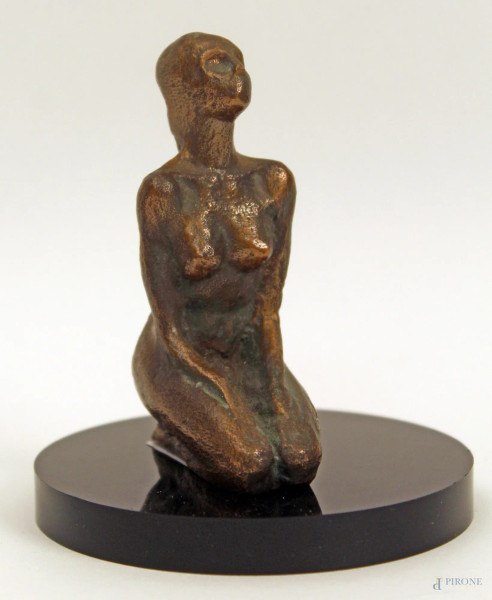 Nudo di donna, scultura in bronzo, h. 9 cm, firmata, poggiante su base in plexiglass, met&#224; XX sec, h. 8 cm.