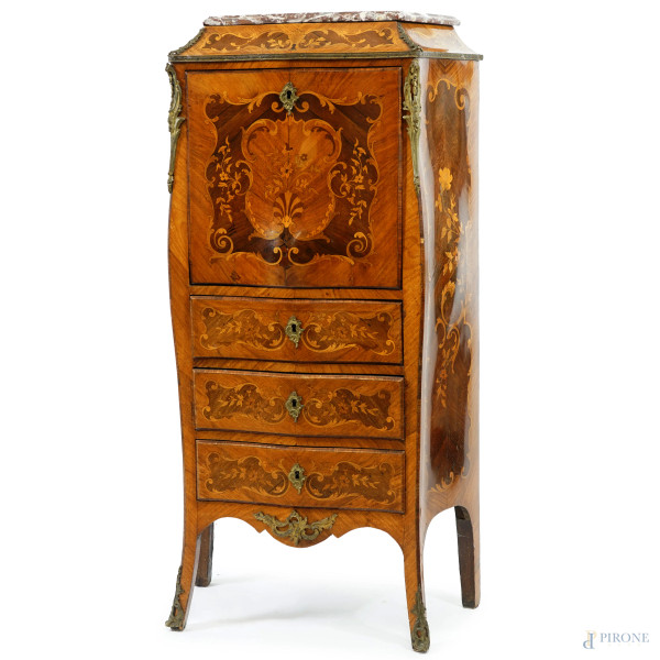 Secretaire impiallacciato in satinwood con decori intarsiati in vari legni a motivi floreali, tre cassetti, inserti in bronzo, piano in marmo, XX secolo, cm 128,5x68x30