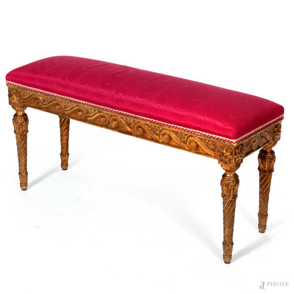 Panchetta in legno dorato e intagliato a motivi Luigi XVI con seduta rivestita in tessuto magenta, XX secolo, cm 49x96x31, (segni di usura, scalfiture, difetti)