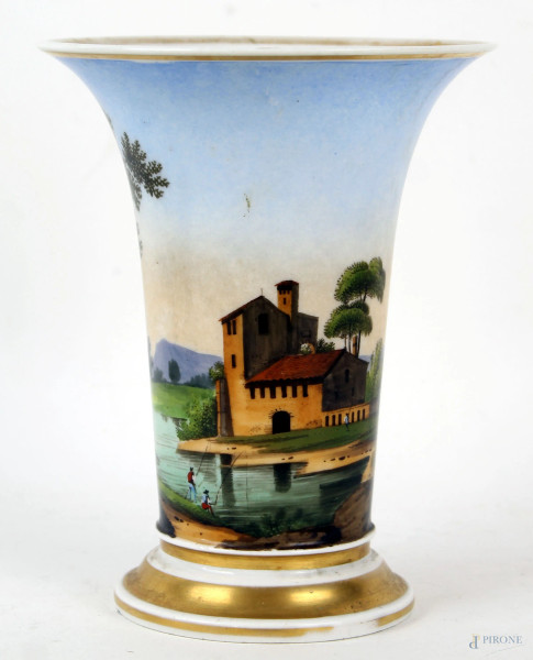 Vasetto a tromba Impero, XIX secolo,  in porcellana policroma raffigurante paesaggio, finiture dorate, cm h 16,5x13