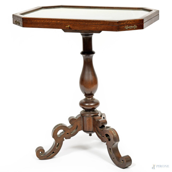 Tavolo a bacheca con piano ottagonale a teca e fusto centrale terminante a tre gambe a ricciolo, XX secolo, cm 65x57x43, (segni di usura del tempo)