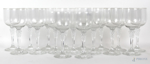 Servizio di bicchieri in vetro trasparente, composto da 12 calici da vino rosso e 5 calici da vino bianco, XX secolo, (servizio incompleto)