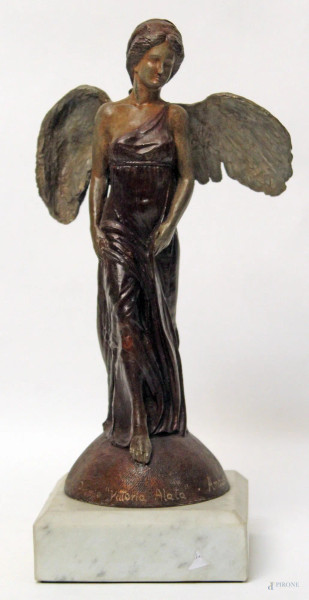 Vittoria alata, scultura in metallo poggiante su base in marmo, H 27 cm.