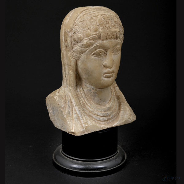Scultura in pietra raffigurante nobile donna mediorentale con panneggio sul capo e ricco ornament...