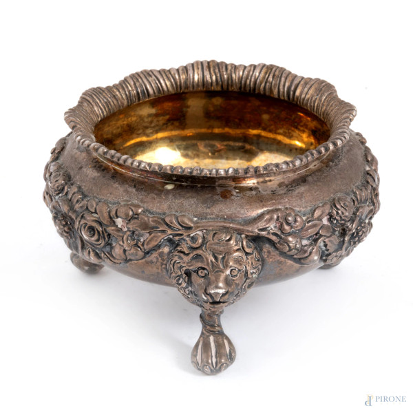 Porta bon-bon in argento e interno in argento vermeil, profilo cesellato a motivi floreali e teste leonine, Inghilterra, Londra, Charles Fox II, 1838, altezza cm 7, peso gr 370, l(ievi segni di usura del tempo)