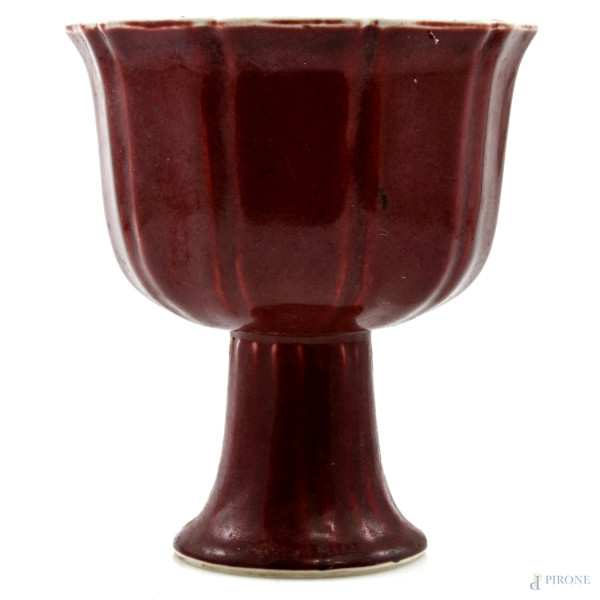 Alzata in porcellana rossa, XX secolo, altezza cm 18, (segni di usura, difetti di cottura)