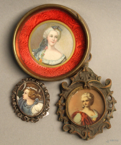 Lotto composto da tre miniature a soggetto di donne, inizi XX sec., entro cornice.
