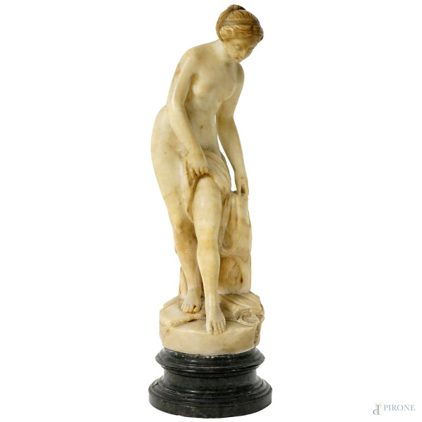 Venere al bagno, da Étienne Maurice Falconet (1716-1791), scultura in marmo, firmata, XX secolo, h cm 39,5