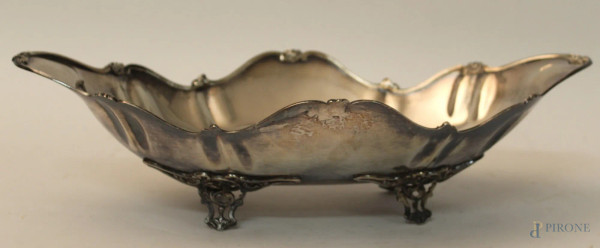 Alzata centrotavola a navicella in argento poggiante su quattro piedini, cm 11,5x40x22, gr. 665.