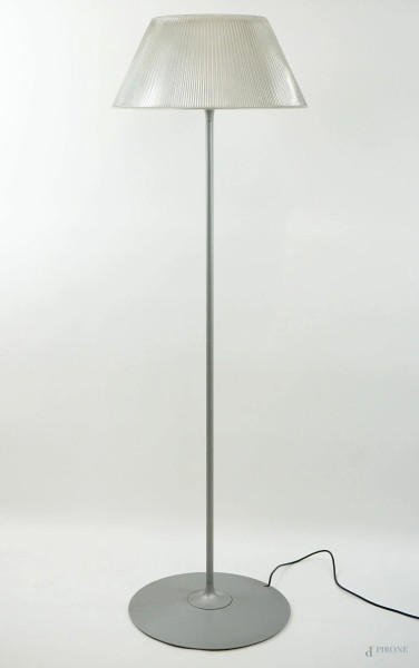 Lampada da terra di design, fusto in metallo satinato con diffusore e paralume in vetro bianco e trasparente, cm h 160