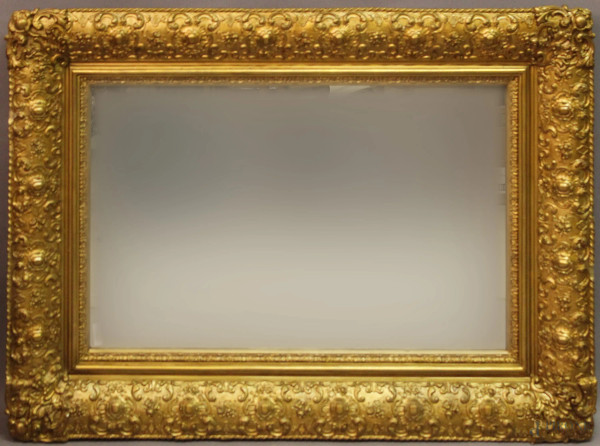 Specchiera di linea rettangolare in legno intagliato e dorato, h. cm 108x78, fine XIX sec.