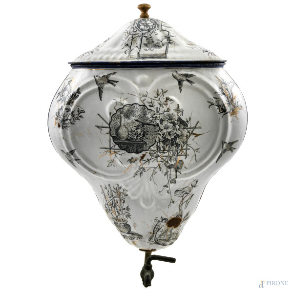 Erogatore da parete in metallo smaltato e decorato a motivi floreali e volatili, XX secolo, cm 41x32x13 circa, (segni di usura, ruggine, difetti)