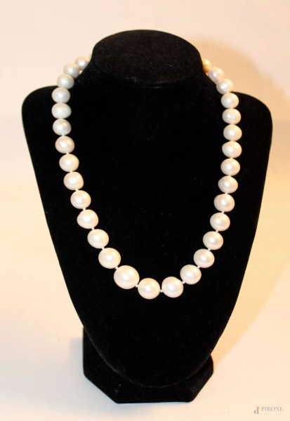 Collana di perle d&#39;acqua dolce con chiusura in oro 18 kt.