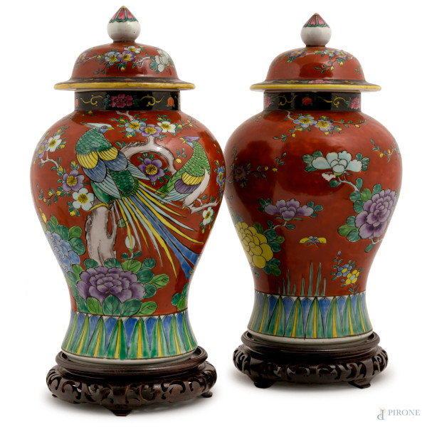 Coppia di vasi con coperchio in ceramica policroma decorata a motivi floreali, basi in tek, Cina, XX secolo, altezza cm 33, (difetti)