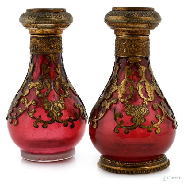 Coppia di bottigliette in vetro rosso e inserti in metallo dorato con miniature al tappo, XX secolo, altezza cm 10, (segni di usura, rotture, difetti)