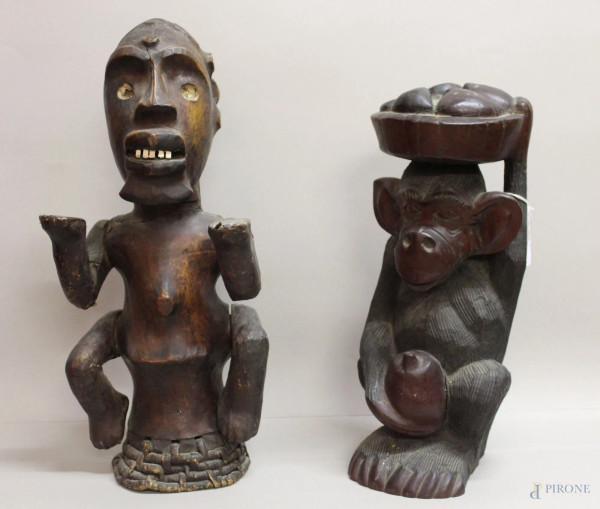 Lotto di due sculture in legno intagliato,arte africana, h. 50/43 cm.