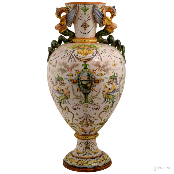 Grande vaso in ceramica a doppia presa a guisa di animale mitologico,  dipinta a fondo bianco con decori roccailles e motivi neorinascimentali, altezza cm 72, (difetti)