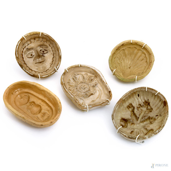 Lotto di 5 stampi in terracotta di varie forme, prima metà XX secolo, misure massime cm 14,5x11, difetti