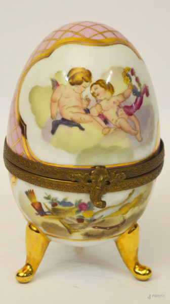 Uovo portagioie in porcellana policroma a decoro di putti con finiture dorate, marcata, h. 14 cm.