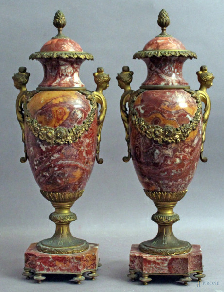 Coppia di potiches in marmo rosso venato con anse a forma di busti di donna ed applicazioni in bronzo dorato, Francia, fine XIX sec., H 45 cm.