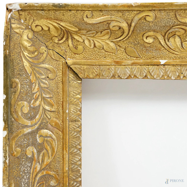 Cornice Carlo X in legno e stucco dorato decorata a motivi vegetali e a palmette, inizio XIX seco...