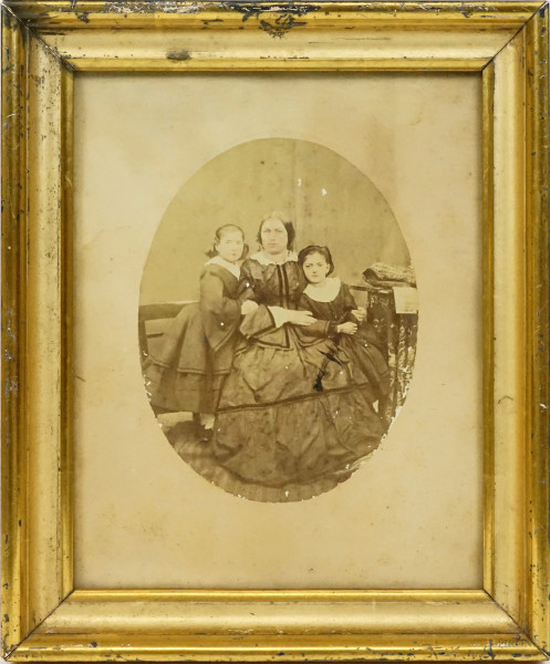 Ritratto di signora con le figlie, fotografia d'epoca ad assetto ovale, cm 19x14, entro cornice, (difetti).