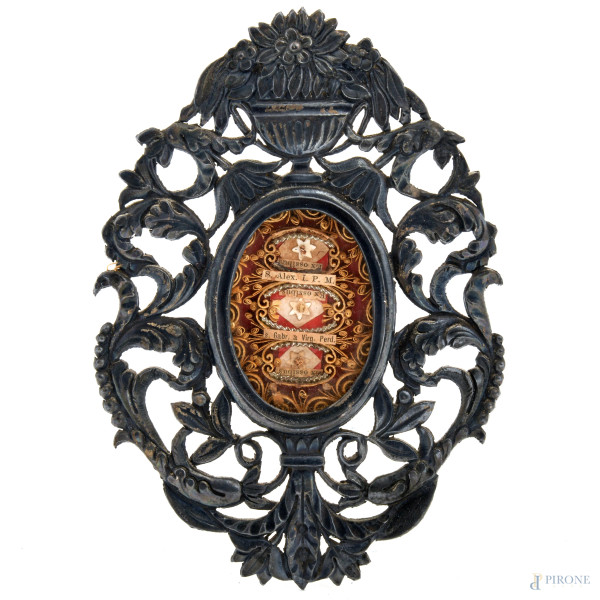 Ex voto in argento finemente cesellato e sbalzato a racemi, XIX-XX secolo, cm 16x11, peso lordo gr 55, (segni di usura del tempo)