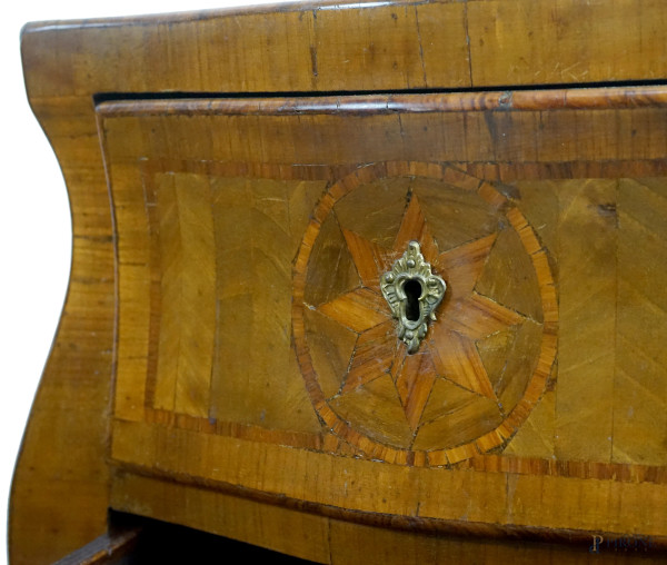 Coppia di comodini a due cassetti impiallacciati in noce con intarsi in vari legni, poggiante su ...