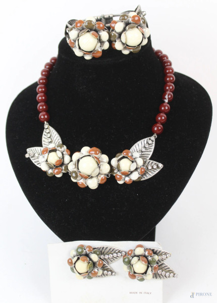 Parure collana, bracciale e paio di orecchini con perline bordeaux, fiori in metallo smaltato e strass, lunghezza max cm 45,5, (difetti).