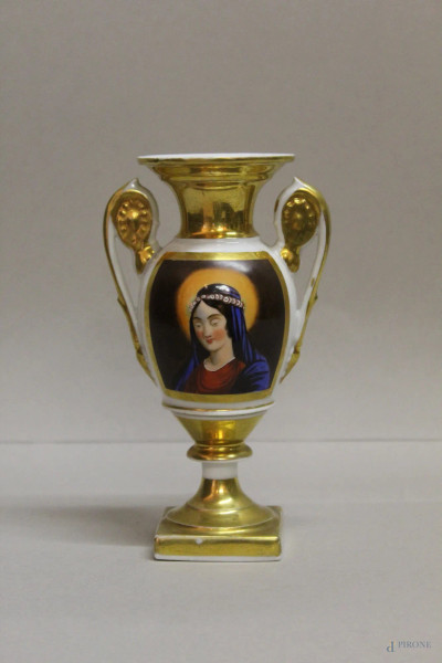 Vaso impero in porcellana con medaglione a soggetto di madonna, finiture dorate, h.17 cm.