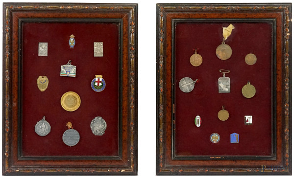 Due teche contenenti 21 medaglie diverse, misure ingombro cm 32,5x25,5