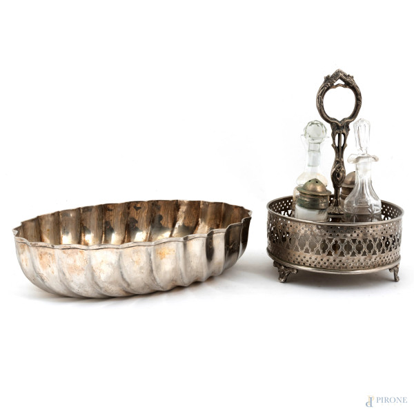 Lotto composto da servito da tavolo in metallo argentato e vetro e un centrotavola in Sheffield, XX secolo, altezza massima cm 25,5, misure vassoio cm 32x22, (segni di usura, sbeccature, difetti)