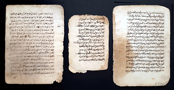 Lotto composto da tre antiche pagine manoscritte arabe vergate a penna d’oca e inchiostro bruno, Persia XVIII secolo.