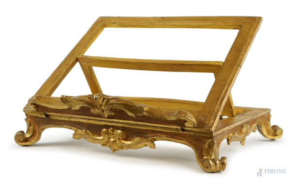 Leggìo da tavolo, XVIII secolo, in legno intagliato e dorato, poggiante su quattro piedini a ricciolo, cm 12x42x34, (difetti).